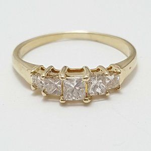 Exquisite 14K Karat Solid Yellow Gold Ladies Princess Cut Diamond Ring - Size 5